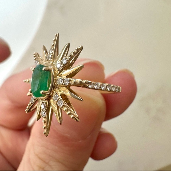 Gold and Emerald Sunburst Ring - Picture 5 of 14